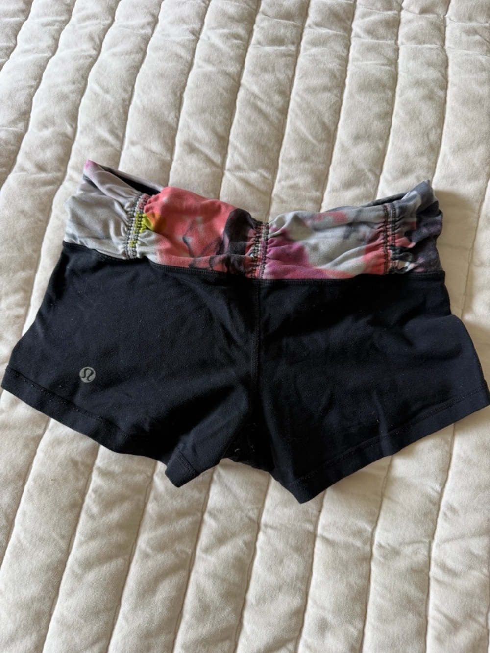 Lululemon Speed Shorts Black Floral Waistband Women’s 6 Yoga Run Gym